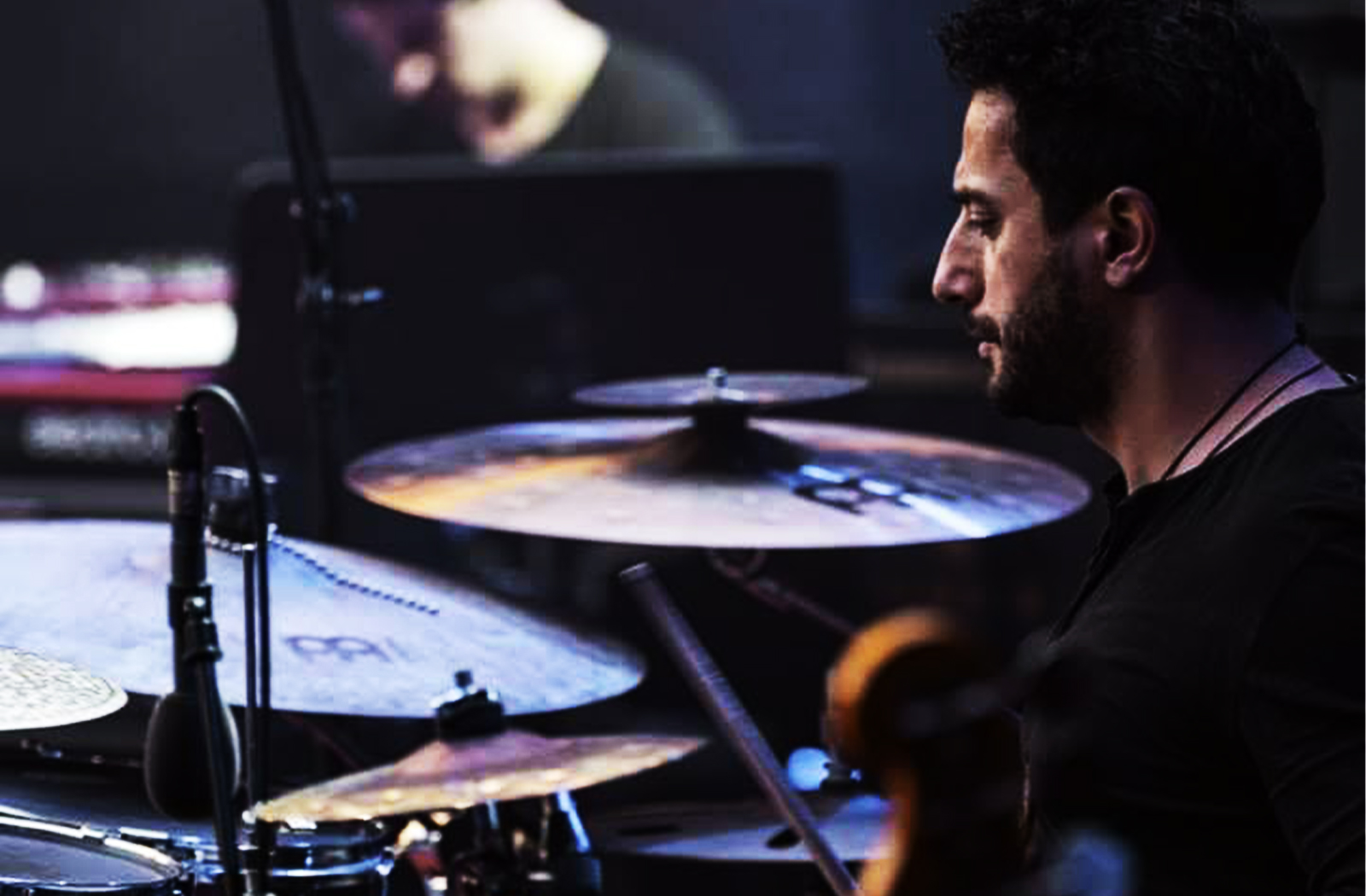 Santino Scavelli spielt Schlagzeug, Drum, Becken, Meinlycymbals, Splash, Crash, Ride 